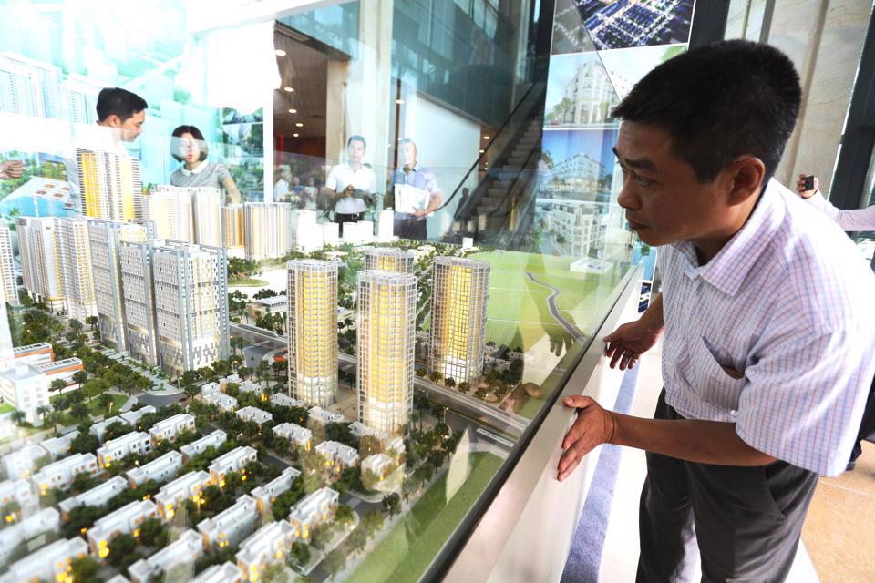 Nhà đầu tư tham khảo thông tin mở bán dự án bất động sản tại Hà Nội. Ảnh: Công Hùng